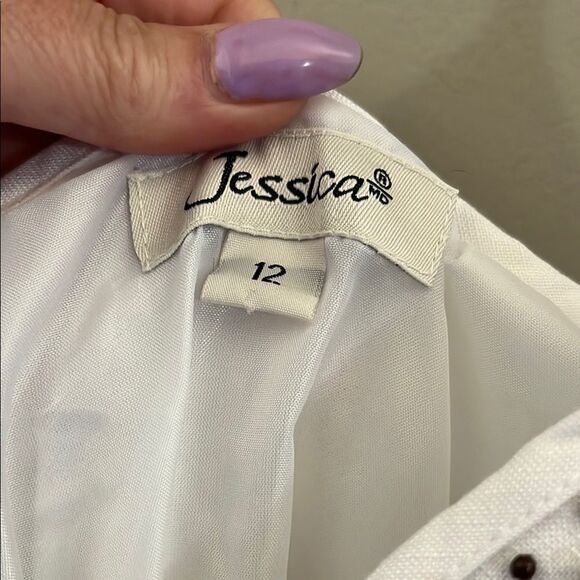 Elegant White Sleeveless Dress - Picture 3 of 7